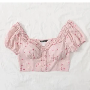Ljusrosa topp storlek M - En blommig ljusrosa topp från shein storlek M. Köpte toppen på plick men den är för liten så jag säljer den vidare. Den är i jättebra skick och true to size. Finns en dragkedja därbak. Kan skicka fler bilder på toppen om man är intresserad. Frakt ingår ej