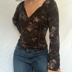 Brun bohemisk topp - Brun bohemisk topp i mesh med rosa detaljer. Köpare står för frakt. Gott skick. Visas på en s men passar upp till m då den är väldigt stretchig. Högsta bud 170kr. Avslutas 29/6 21:00