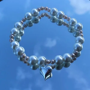 Beige och vitt armband #006 - Detta armband är gjort av vaxade glaspärlor och kostar 79kr. Den har inget knäppe eftersom tråden är elastisk.