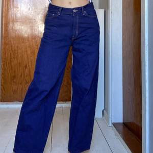 lowwaist byxor från weekday i modellen rail, jag har själv färgat dem mörkblå så de är verkligen unika 💙 har även sytt upp benen då de var väldigt långa (jag är 167cm)! jag älskar dem men måste sälja pga de är för stora för mig 🥺