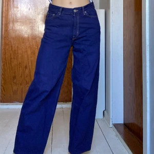 Weekday baggy jeans - lowwaist byxor från weekday i modellen rail, jag har själv färgat dem mörkblå så de är verkligen unika 💙 har även sytt upp benen då de var väldigt långa (jag är 167cm)! jag älskar dem men måste sälja pga de är för stora för mig 🥺