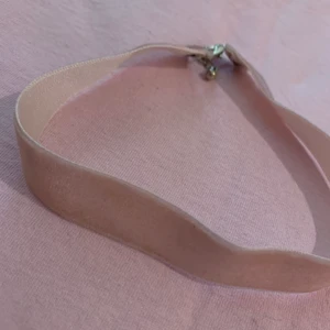 Rosa sammetschoker - Säljer halsband och armband i olika storlekar. 1 st - 15 kr, 2 st - 20 kr, 3st 25 kr. Frakten är densamma för alla så kolla gärna på de andra smyckena för att få allt fraktat tillsammans. 