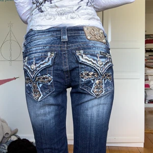 Miss me - Jeans frun miss me. Såå jäkla coola och fickorna är to die for!! Säljer då de tyvärr är för stora för mig! Skinny i modellen men har en slits där nere. Stl 25 men är lite stora på mig som har xs och ibland s. Köptes för 450kr, säljer för 200kr + frakt🌸🌸