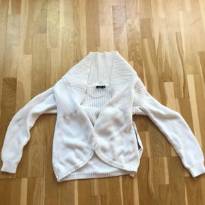 Superfin kort vit cardigan med knytning  - Söt Cardigan med knytning i midjan från Gina tricot. Knappast använd och i fint skick. 