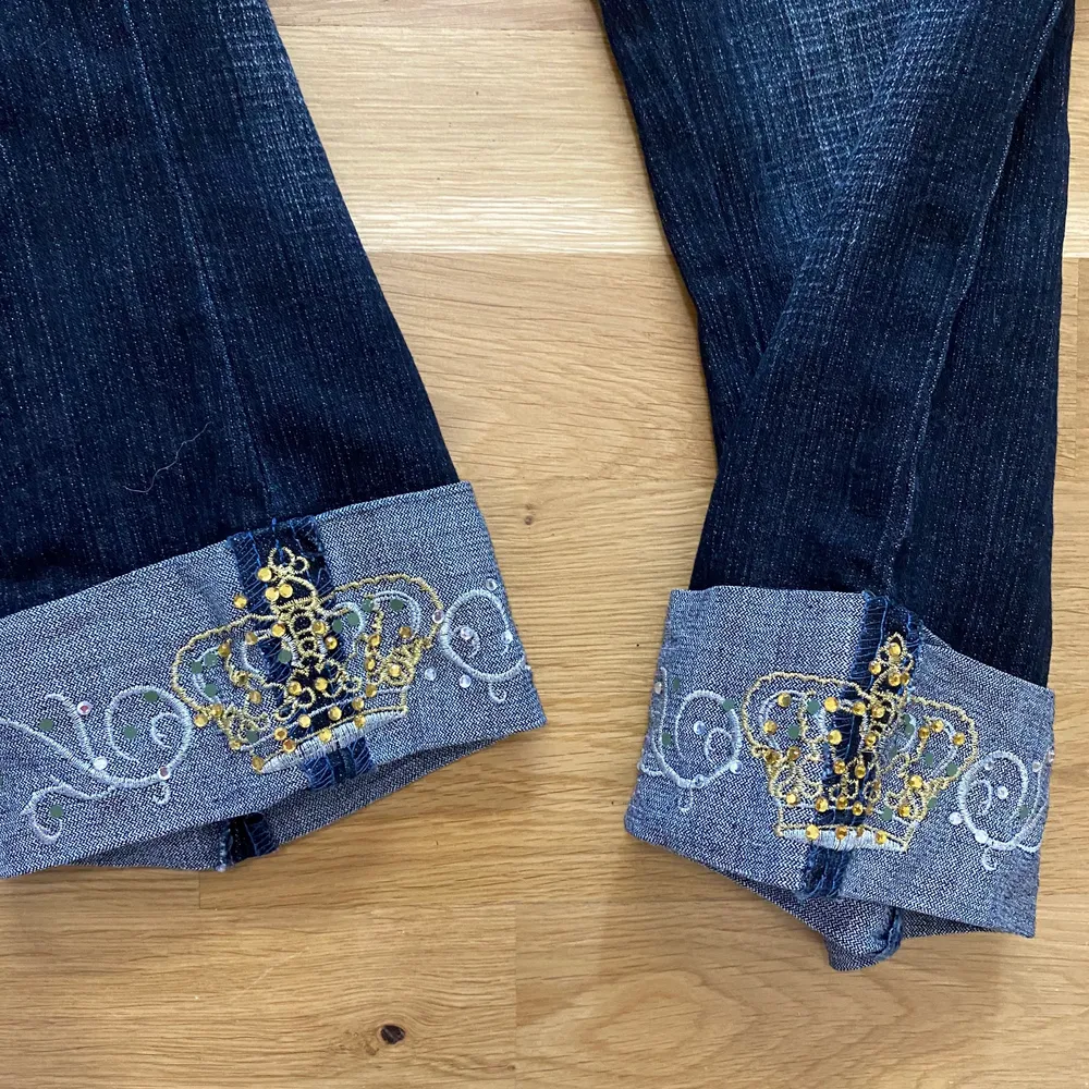 Y2k trekvart-byxor med kronor, slutar ungefär vid knät!. Jeans & Byxor.