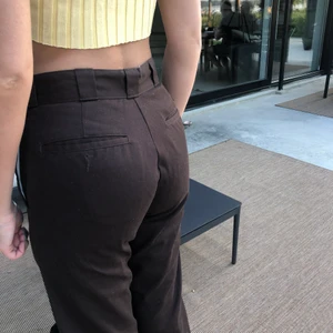 Bruna dickies byxor - Skitsnygga bruna dickies chinos som jag har köpt här på plick. Tyvärr var de för små för mig och måste därför sälja dem. Bilderna är tagna på min vän. Storlek W28 L30. Passar er som har 24/25 i midjan vanligtvis. 