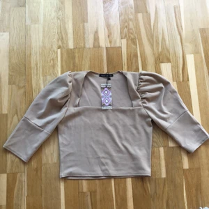 Fin topp från boohoo - Jättefin topp som tyvärr inte passade mig. Storlek 36 och stretchig. Prislapp kvar, aldrig använd utan bara testad. Färg: beige/ljusbrun.