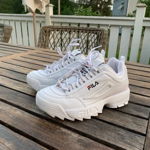 Fila skor storlek 37 - Ett par fila skor i bra skick, använda max 2 gånger. Dem har dock lite rosa färg på sig som inte går bort.