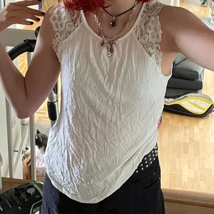 Vitt linne med spets  - Gulligt vitt linne med spets, i tunt och mjukt tyg som är perfekt på sommaren. Det är i mycket bra skick och i storlek xs men passar bra på s också!! Köparen står för frakten!! :)