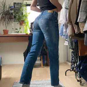 Mom jeans med ett hål på ena benet och lite slitningar (alltså designade så). Säljer för att de är för små! Ca 66 cm i innerben❣️