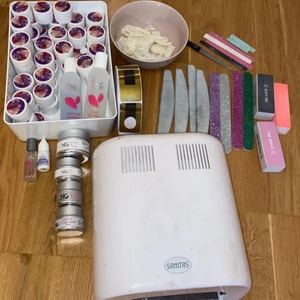 Nagelset  - Säljer mitt stora nagelset innehållande uv-lampa, blandade tippar, nagelmallar, 15 filar, 3 buffrar, nail cleaner, clean off solution, nagellimm, nagel primer, 48 gelefärger, buildinggele (genomskinlig, vit, rosa), top gelé! Allt funkar men är använt💅🏽