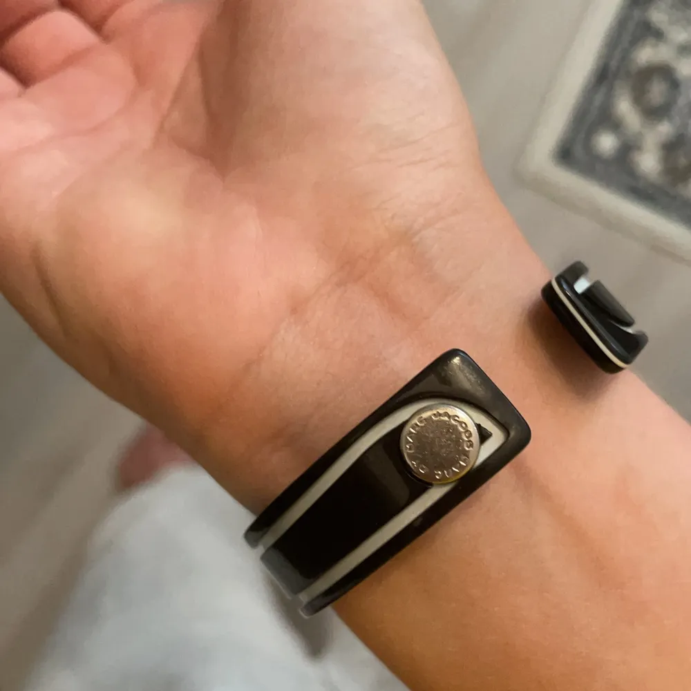 Säljer detta ursnygga armband från Marc Jacobs. Passar till exkat allt och är så snygg design. Köpt för länge sen på Marc Jacobs i butik för 999kr. Skriv vid intresse. Pris kan diskuteras . Accessoarer.