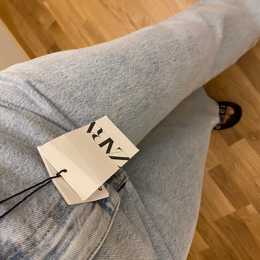 Köparen står för frakt. Budgivning om flera intresserade. Kolla gärna på mina andra annonser säljer snygga kläder och nya ❤️❤️❤️. Jeans & Byxor.