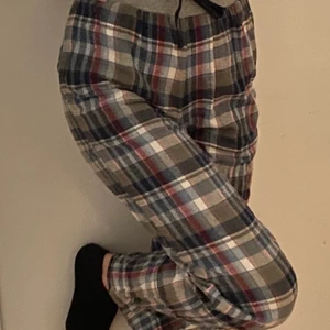 Rutiga pyjamasbyxor  - Rutiga pyjamasbyxor från F&F. Skulle säga att de är storlek S-XS. Köpta i England och haft ett tag. Lite noppriga men inget man stör sig på. En ficka bak och man kan knyta i midjan. Skriv vid funderingar. Kan mötas i Umeå eller skicka om köpare står för frakt. Spårbar frakt: 66kr, icke-spårbar frakt: 30kr.