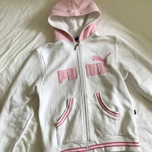 Puma-hoodie - Skitsöt hoodie från Puma med rosa detaljer, köpt secondhand och kommer tyvärr inte till användning hos mig 💕