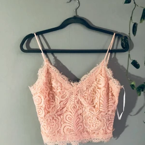 Spets-topp - Jättefin rosa topp i spets från veromoda som är köpt på bo ohlssons förra sommaren. Säljer pga att jag inte använt och tror att någon skulle uppskatta den mer än jag.