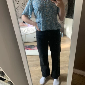 Blommig blå blus - Aldrig använd blus säljes för 100 kr                                   Du står själv för frakten om så önskas