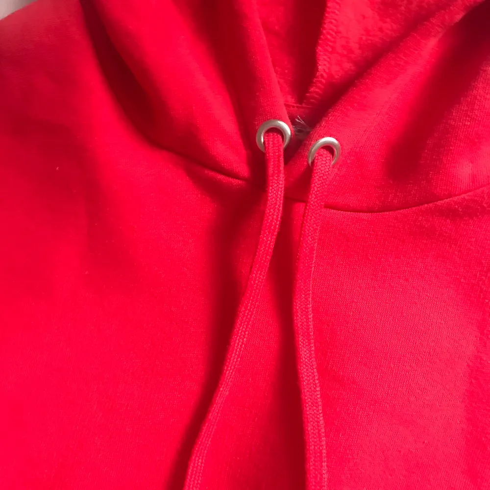 Kort hoodie som är supermjukt innuti❤️ Mycket bra skick. Är i M men skulle säga att den är en S. Tröjor & Koftor.