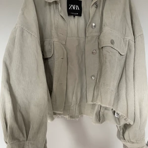 Jacka i Manchester från Zara - Super fin jacka i Manchester tyg. Jackan är lite overzised och sitter mycket fint.💕