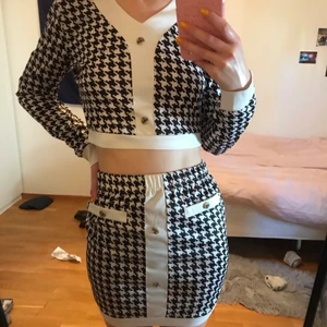 Rutigt sett - Svart och vitt rutigt sett. Aldrig använt. Inga defekter eller fläckar. Passar XS-S. Modernt till sommarens picknickar. 