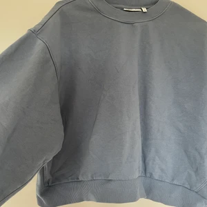 Blå sweatshirt  - Blå sweatshirt från Weekday som är i mycket bra skick. Säljer då den tyvärr inte kommer till användning💕