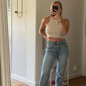 Levis 501  - W26 L26 💘 är 157 och har klippt av jeansen lite.  Sitter så fint men tyvärr lite för stora. köparen står för frakt! Buda i kommentarerna eller köp direkt för 400kr! ❤️‍🔥