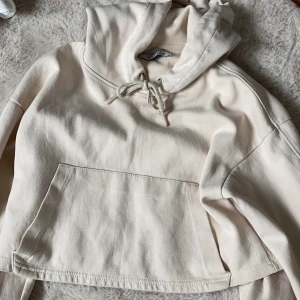 Croppad beige hoodie bershka - Superfin och skön croppad hoodie från Bershka <3 frakt tillkommer 💛