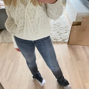 Zara jeans - Säljer zara jeans som jag inte använder. Köpte i vintras för 359kr säljer nu för 175kr. Frakt ingår inte💕 strl 34