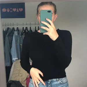 Svart tröja - Svart finstickad långärmad tröja från H&M, använd en del men fortfarande i väldigt bra kvalitet. 