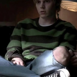 Grön svart zip up  - Super snygg grön svart zip up! Påminner mig om Tate från american horror story!! (Färgerna är mörkare,min mobil är lite paj) 