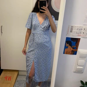 blommig klänning - maxiklänning med slit! använd 2 gånger, originalpris 530💓 möts upp i stockholm