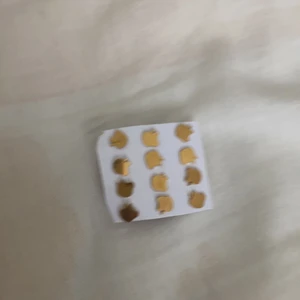 Apple örhängen - Guld örhängen,säljer hela