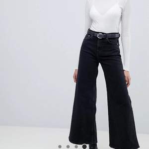 Svarta jeans från Weekday i modellen Ace. W26L32. Bilder lånade då jag ej får på dem längre (: Samfraktar så se gärna mina andra annonser!