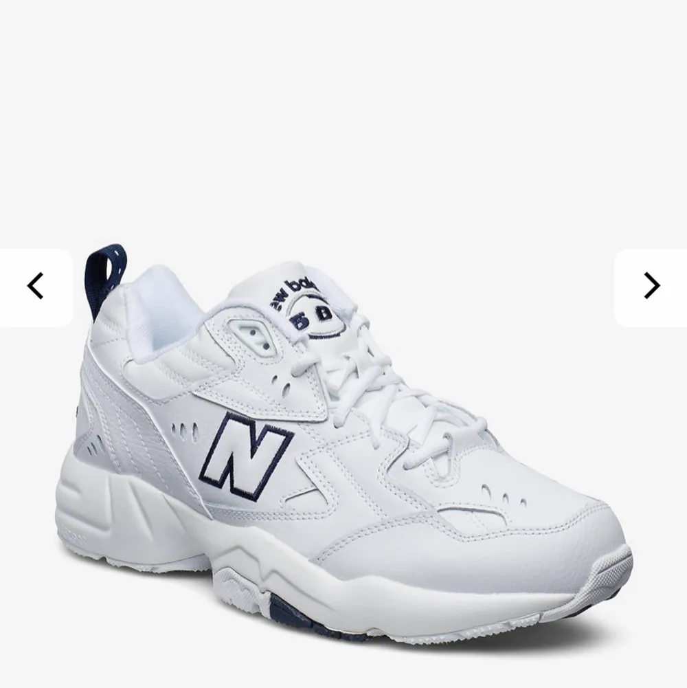 Perfekta vita sneakers! Säljer ett par oanvända New Balance skor i storlek 40 men passar även mig som har 39. Nypris ligger på 950 men säljer för 500. Egna bilder på skorna går att få. . Skor.