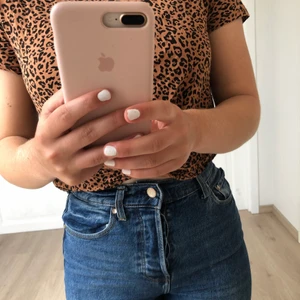 En crop T-shirt med djur mönster, S/36 - En crop topp från HM med djur mönster. Sitter bra och är i bra sick. 