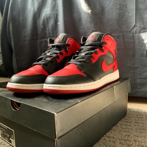 Jordan 1 Mid Banned - Säljer mina jordans då de ej kommer till användning, endast använda några gånger. Lite creesade men inget man tänker på, inga andra skador eller sådant. Köptes för 2700kr, så tänker mig ett pris på ungefär 1700-2000. Originalbox och klistermärke finns kvar. Kan mötas upp i Göteborg eller liknande annars tillkommer frakt på 80kr💕💕