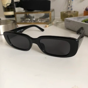 Svarta solglasögon - Snygga solglasögon från monki! Knappt använda. 