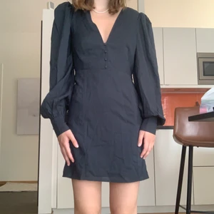 Klänning  - Mörkgrön klänning från na-kd i storlek 36! Använd en gång och säljs för 90kr + frakt!