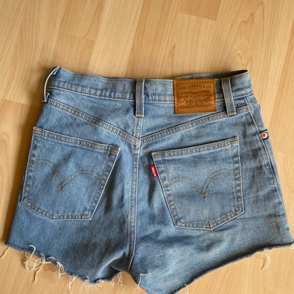 Levis Ribcage shorts storlek 24”  Nypris 549kr aldrig använda. köparen betalar frakt . Shorts.