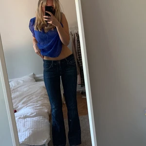 Lågmidjade bootcut-jeans - Perfekt mörkblå tvätt men tyvärr lite för korta på mig som är 172 :( köpta vintage! Står storlek 30/34 men skulle snarare säga typ 29/32