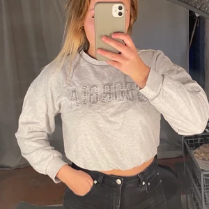 Croppad hoodie - Grå croppad huvtröja som inte kommer till användning, liten fläck på brösten som knappt syns, frakt tillkommer!
