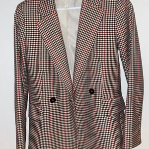 Rutig kavaj  - Snygg kavaj från HM st 34. Jag är 36/38 och den passar fortfarande. Knappt använd, som ny!! 