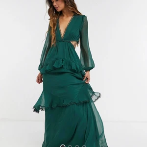 Klänning, balklänning  - Säljer min skogsgröna klänning som jag endast använt på bal en gång. Älskar den men får inte användning för den mer. Från ASOS Design. Nypris 899kr. Skriv privat för fler bilder!