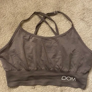 Sport-bh - Säljer pga av att den är för stor, storlek M, använd fåtal gånger, frakt tillkommer 