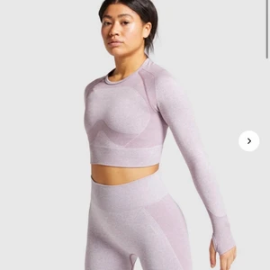 Tröja Gymshark - Tänkte kolla om någon är intresserad av denna tröja från gymshark från deras kollektion Flex. Den är i storlek S och helt oanvänd, endast testad med lapp kvar. Var tyvärr för liten för mig:((( Kostar 400 från början men  säljer för 250+66kr frakt( spårbar). 