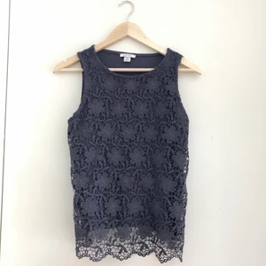 Mörkblå topp med spets - Superfin blå topp med hela framsidan täckt av jättefin blommig spets. 💕