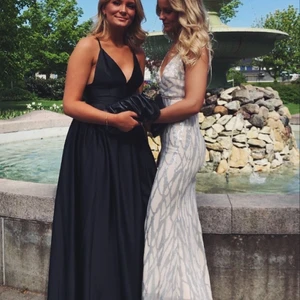 Bal/festklänning  - Superfin långklänning. Passar till bal eller fest, endast använd 1 gång.