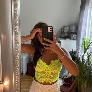 Festtopp strl S - Skitsnyggt spetslinne i neon, perfekt att ha till fest. Aldrig använd, så nyskick. Säljer pga det inte var min stil. Köparen betalar frakt