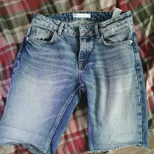 Super snygga lite längre shorts i strl. 34 men funkar för 36 också. Köpte dem här på plick men är något små för mig som har 38. Andra bilden är lånad från tidigare annons. 