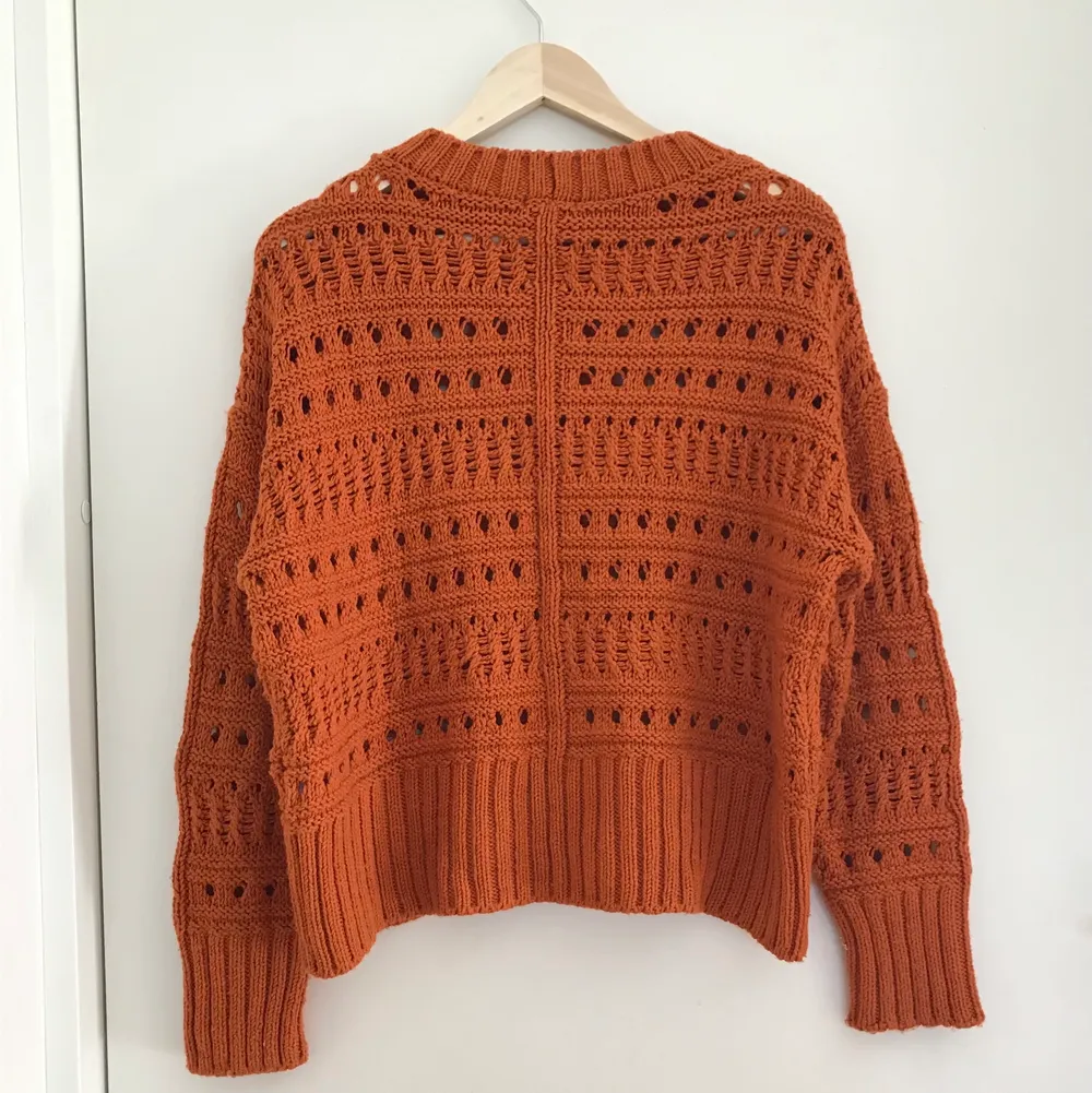 Superfint stickad tröja i en jättfin orange färg. Den är s men då är den ganska oversized💕. Tröjor & Koftor.